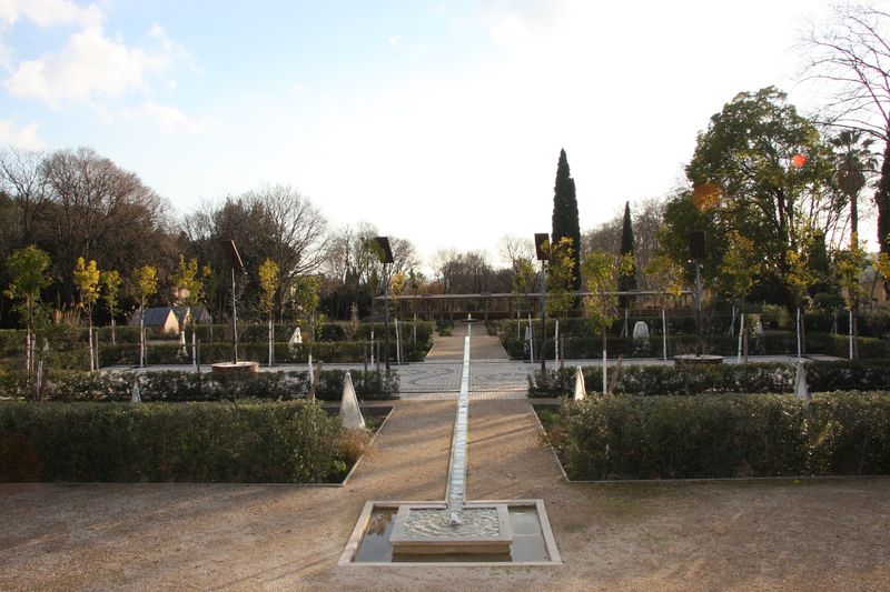 Alliance de tradition et de modernité : fontaine de baudouvin avec son chenal au traves du jardin